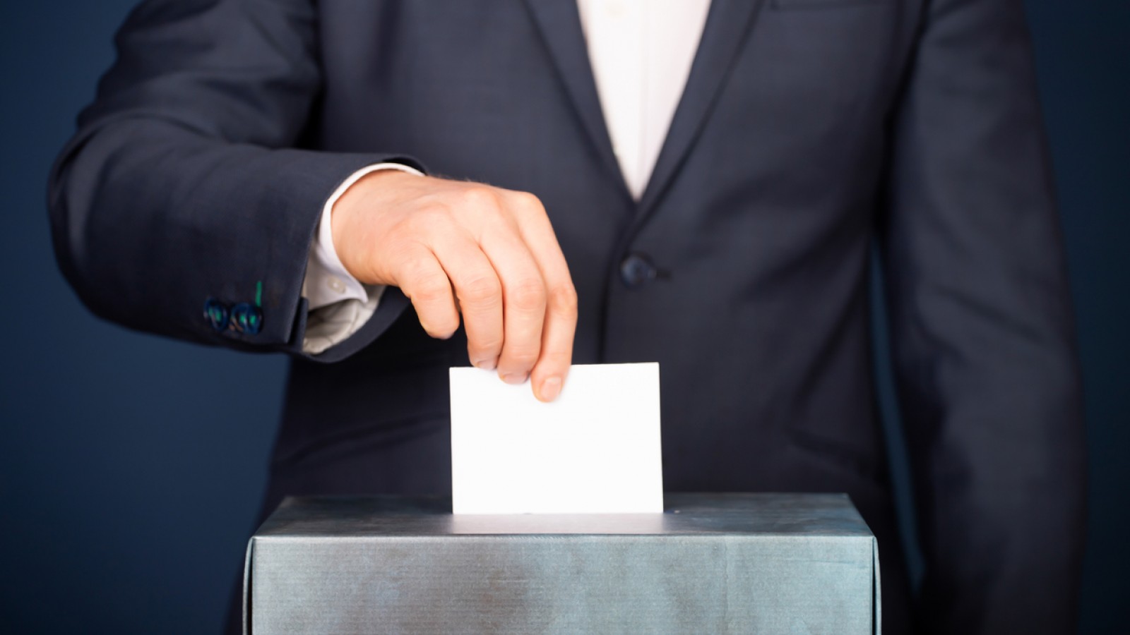 <p>empresario votando <a class="continue" href="https://portada.com.ar/empresarios-de-mendoza-atentos-a-las-proximas-elecciones/voter-putting-ballot-into-voting-box/">Continúa leyendo<span> Voter Putting Ballot Into Voting box.</span></a></p>